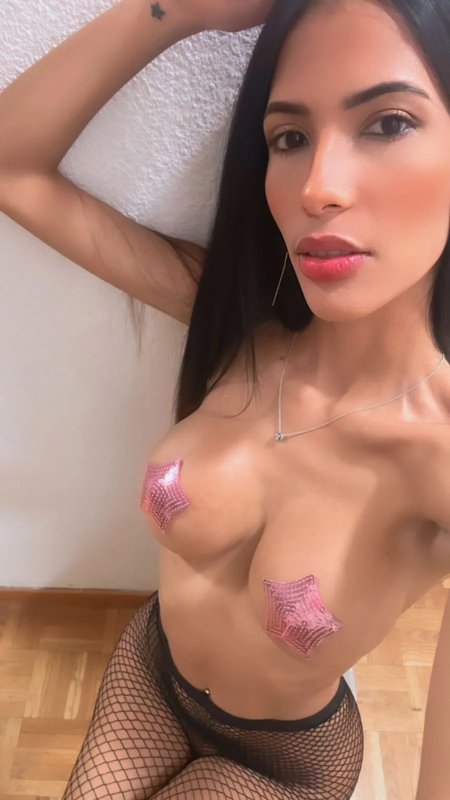 נערת ליווי, חשפנית דנה