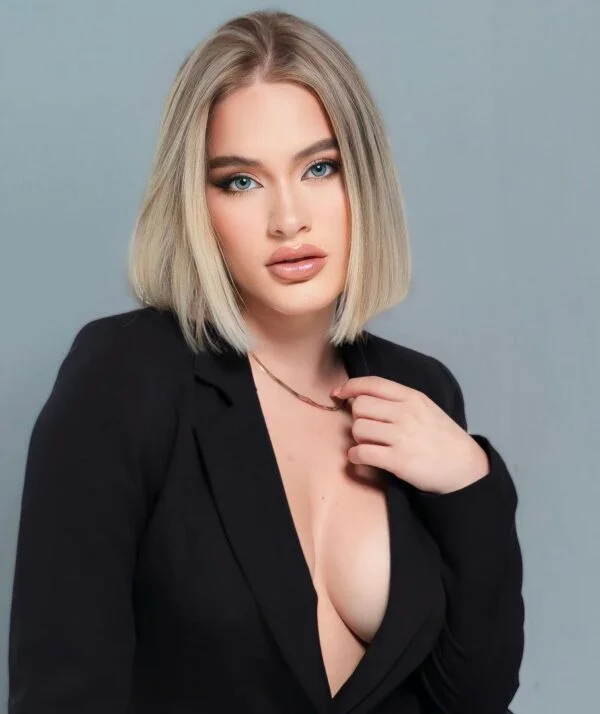 נערת ליווי, חשפנית מאיה