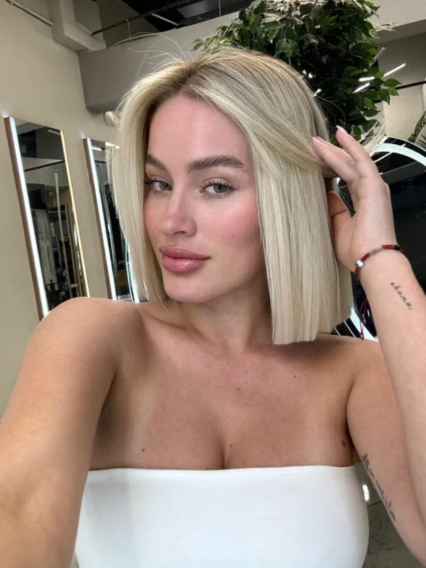 נערת ליווי, חשפנית מאיה